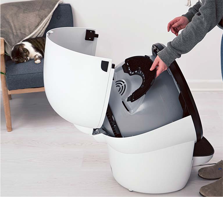 猫トイレにカーボンフィルターを取り付けているところ