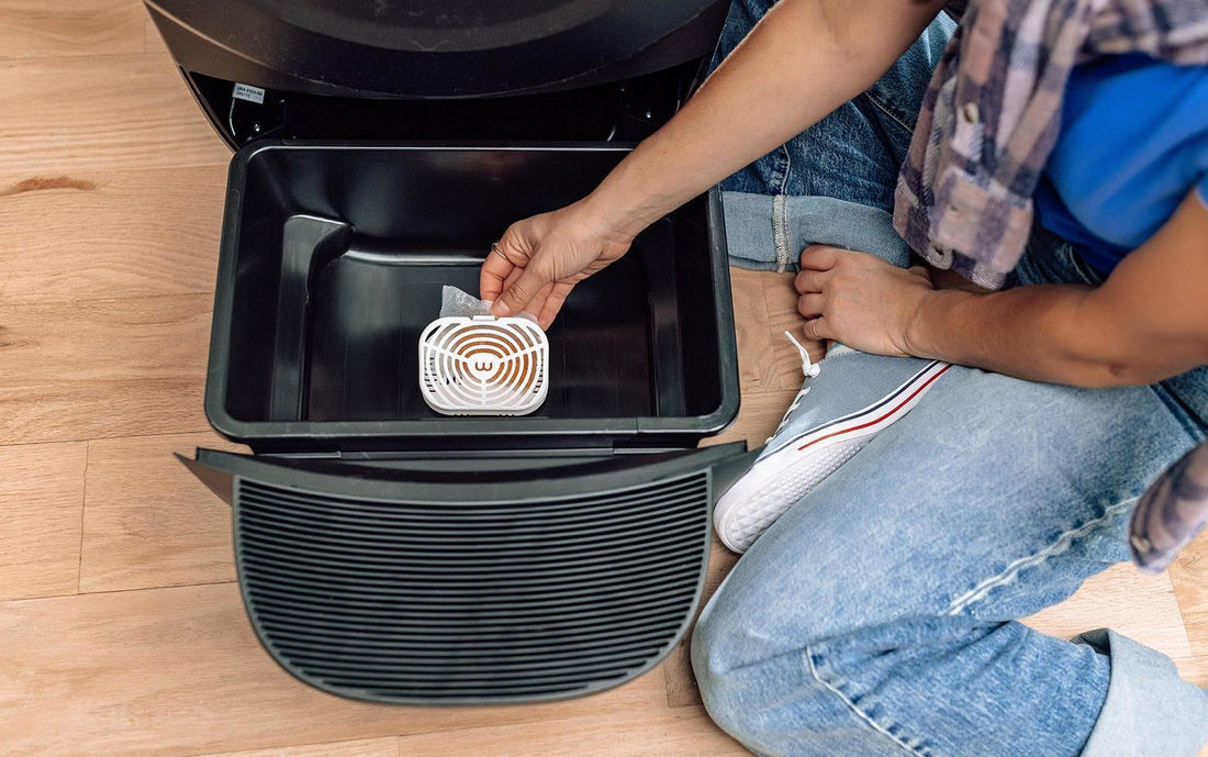 Litter-Robot 4 の廃棄ドロワーに OdorTrap を入れているところ