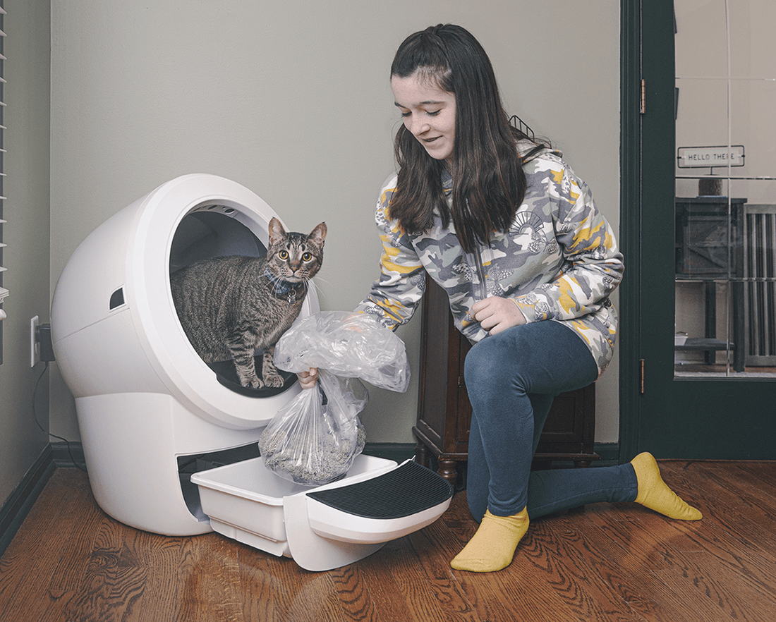 猫トイレの廃棄ドロワーにライナーを取り付けているところ