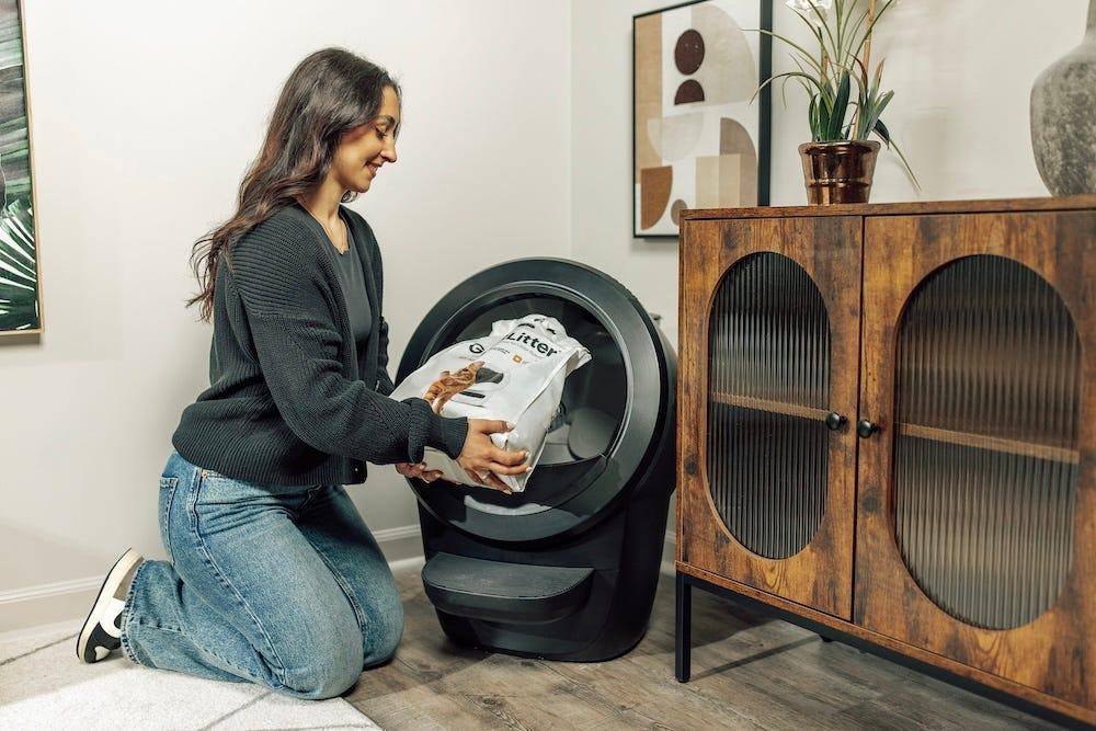 Litter-Robot 4 に猫砂を注いでいるところ