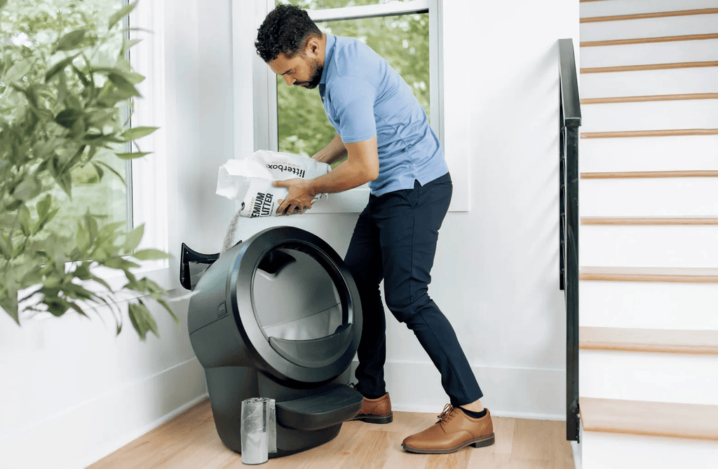 LitterHopper に猫砂を補充する様子