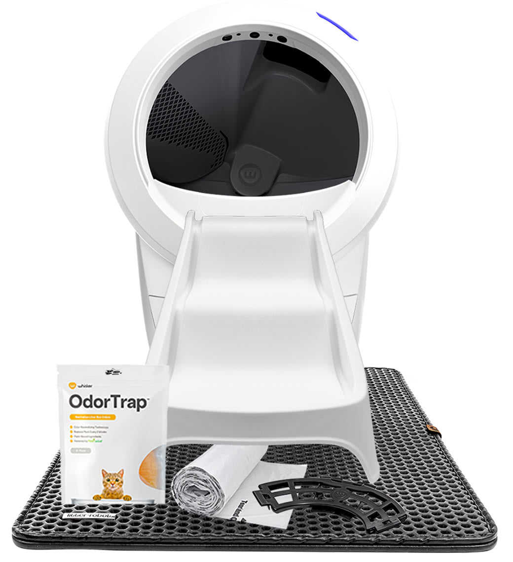 Litter-Robot 4 に補助ステップを取り付け、トラップマットの上に置いた状態。手前に OdorTrap と廃棄ドロワーライナー